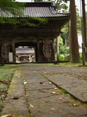 安居寺山門前