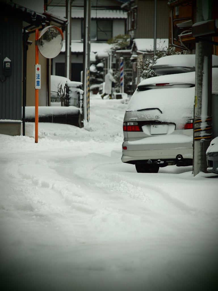 雪積もりて