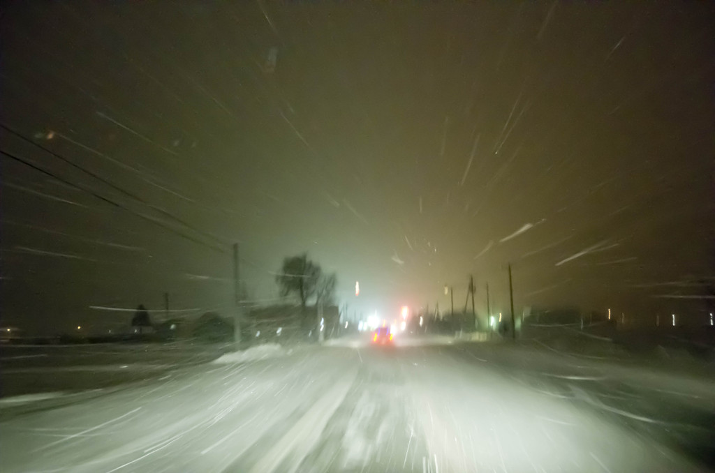 雪降る道を帰る。