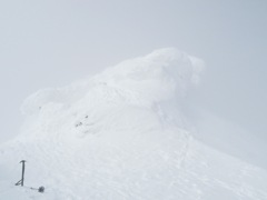 雪に覆われる岩稜