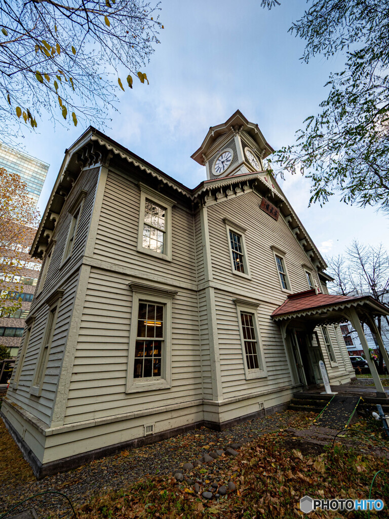 雪が積もる前に、時計台と青空