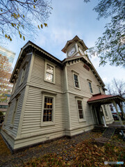 雪が積もる前に、時計台と青空