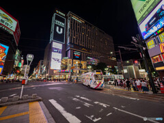 ネオンの交差点を往く