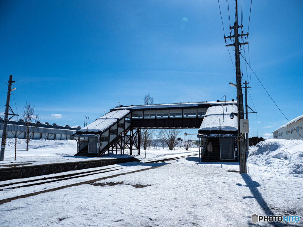 青空と雪と跨線橋と