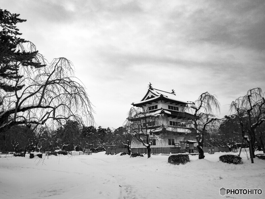 水墨画のような弘前城