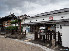 古い街並みの郵便局