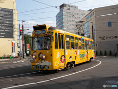 鮮烈な黄色が行く