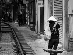 線路沿いの行商人