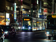 暑い夜を往く連接車