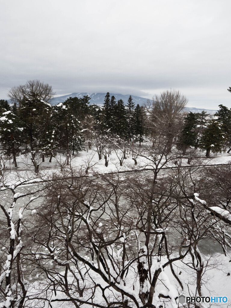 山頂を雪雲で覆われて