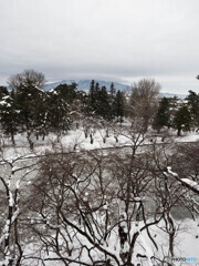 山頂を雪雲で覆われて