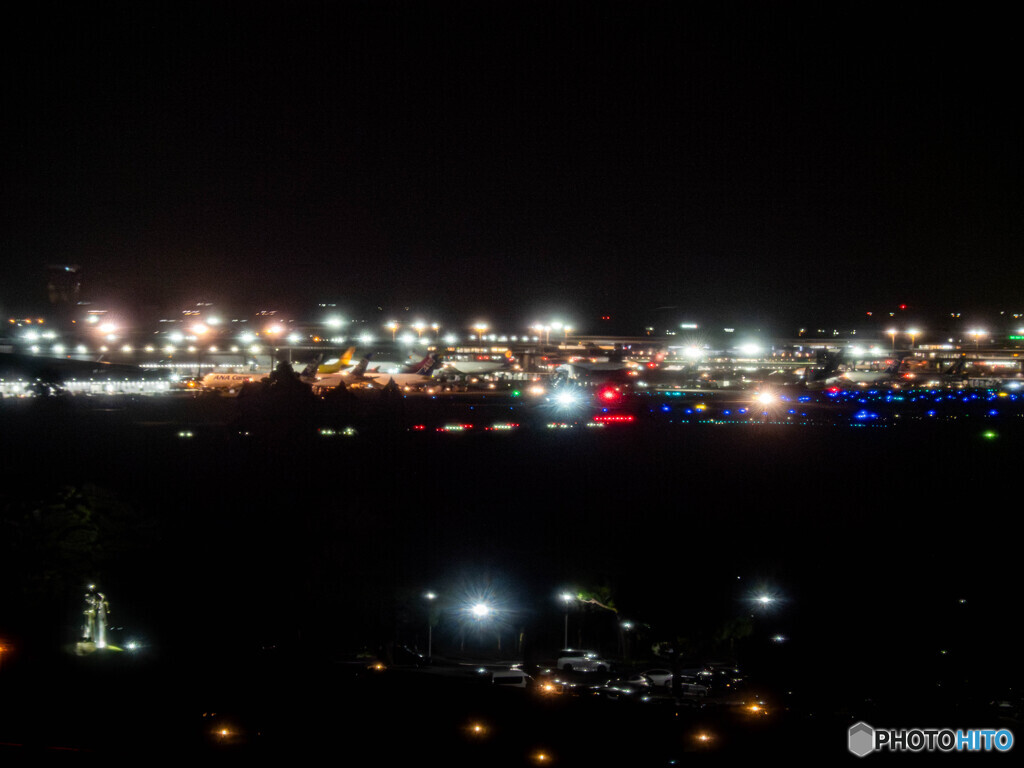 夜の成田空港