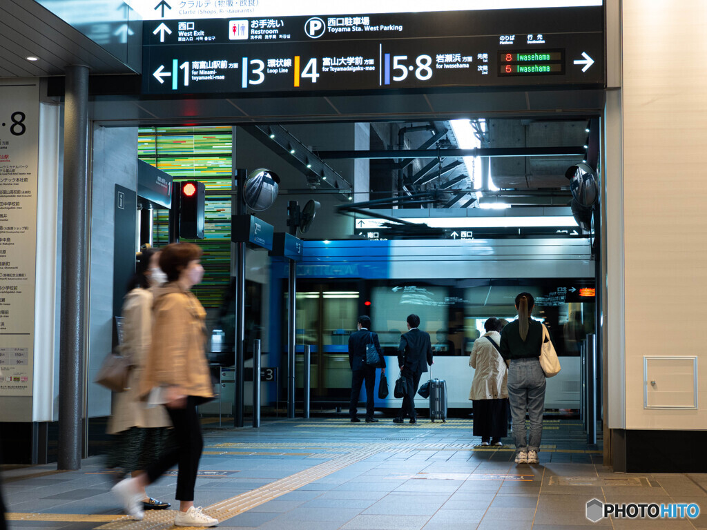駅の中の踏切