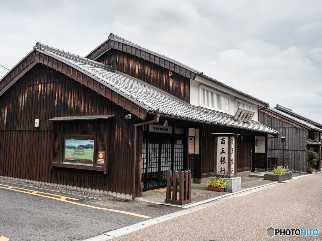 古い街並みの銀行