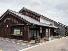 古い街並みの銀行