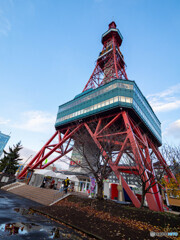 雪が積もる前に、テレビ塔と青空