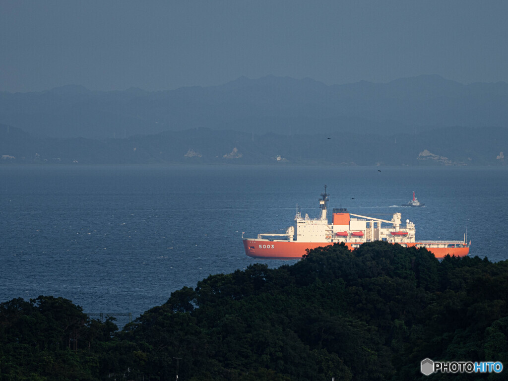 夏の東京湾を砕氷艦が往く