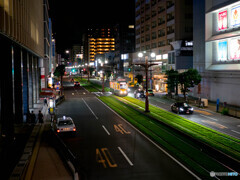 夏の夜を路面電車が往く