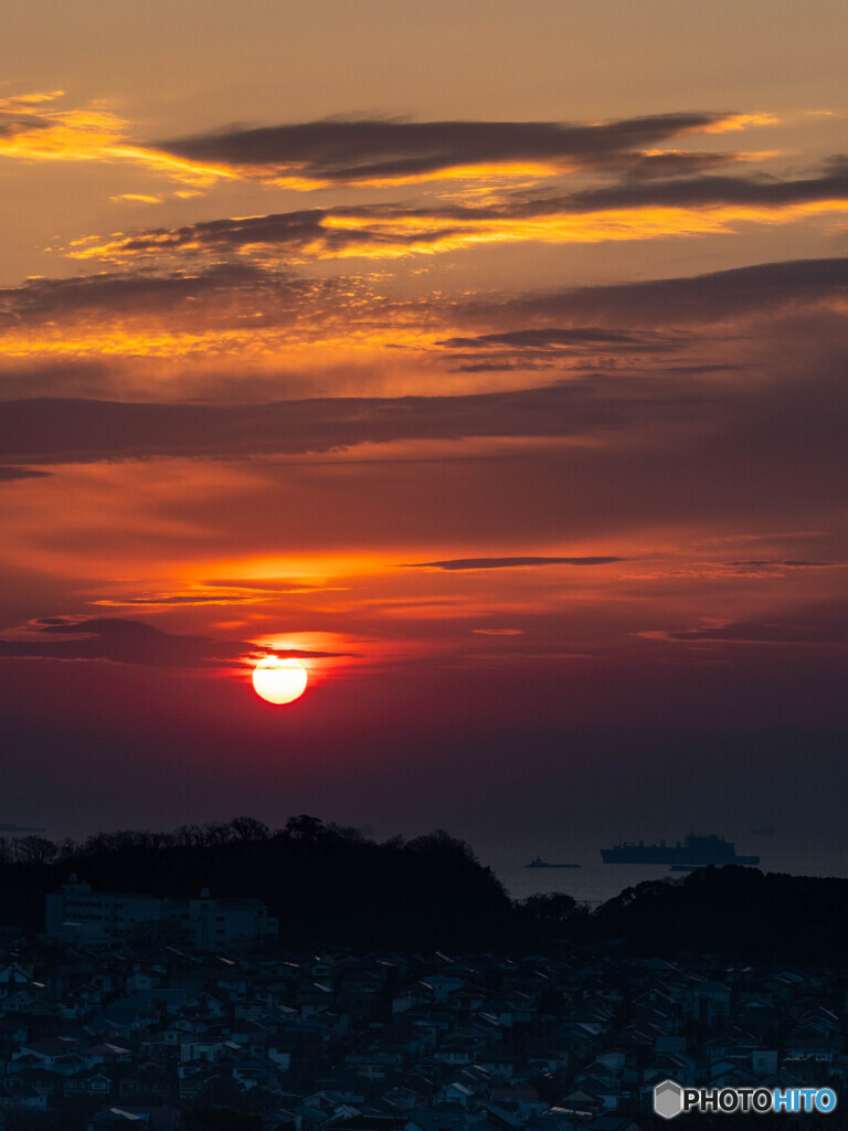 東京湾に太陽が昇る