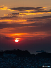 東京湾に太陽が昇る