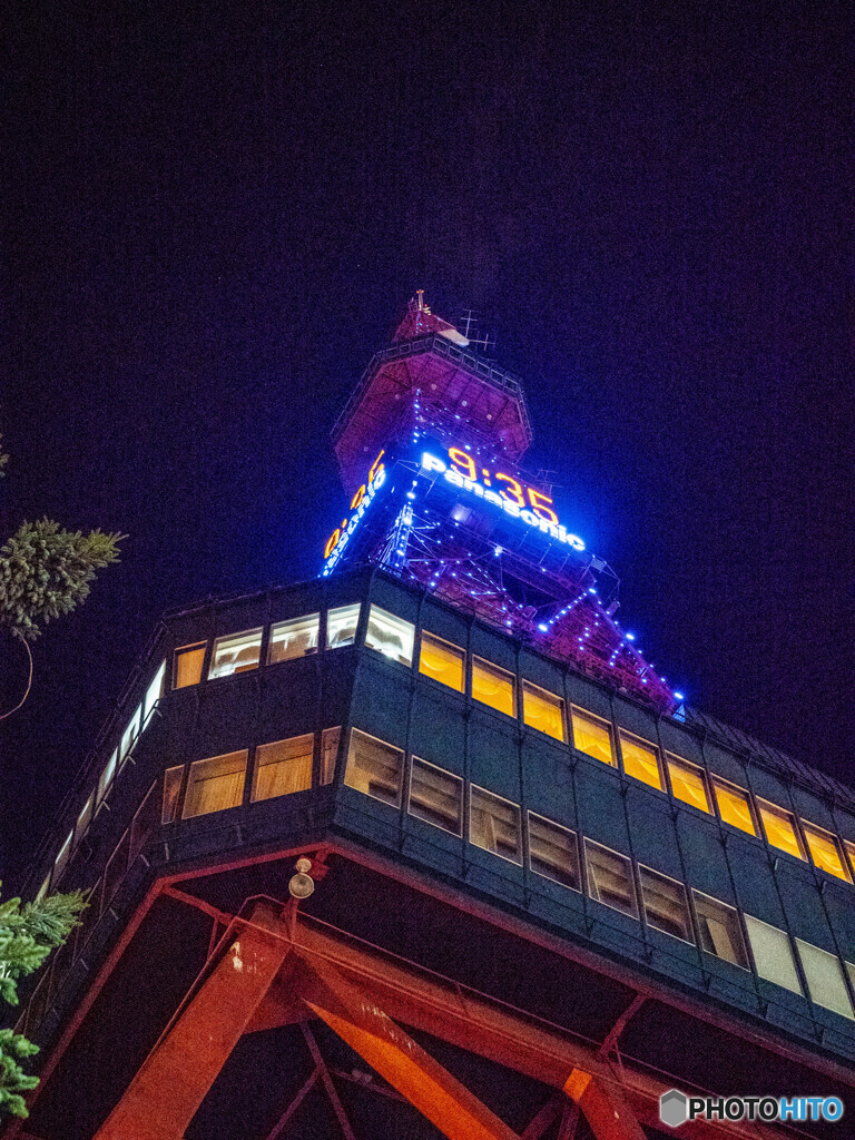 夏の夜に見上げたテレビ塔