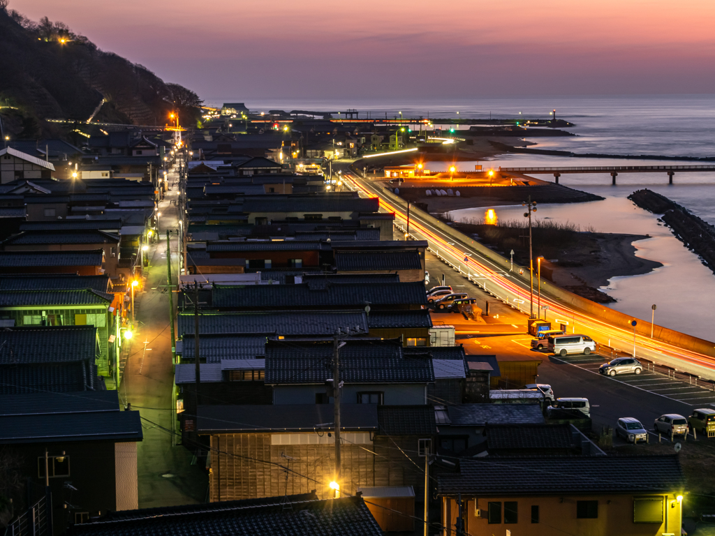 夕暮れの妻入りの町並み
