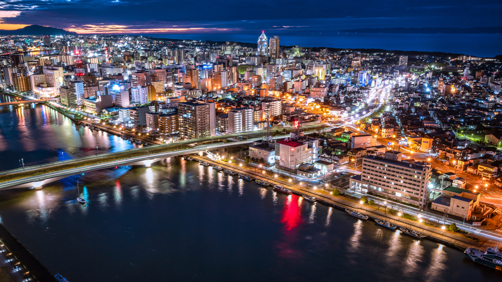 夕暮れ時の新潟市と日本海