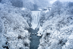 雪化粧のダム
