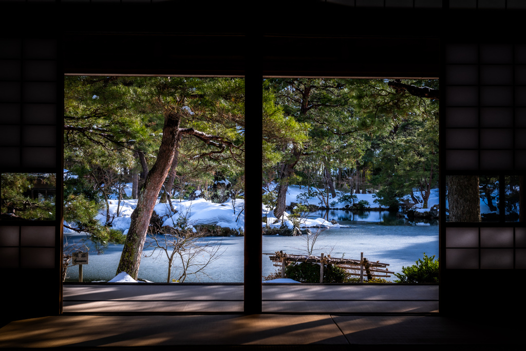 陽の光差し込む縁側