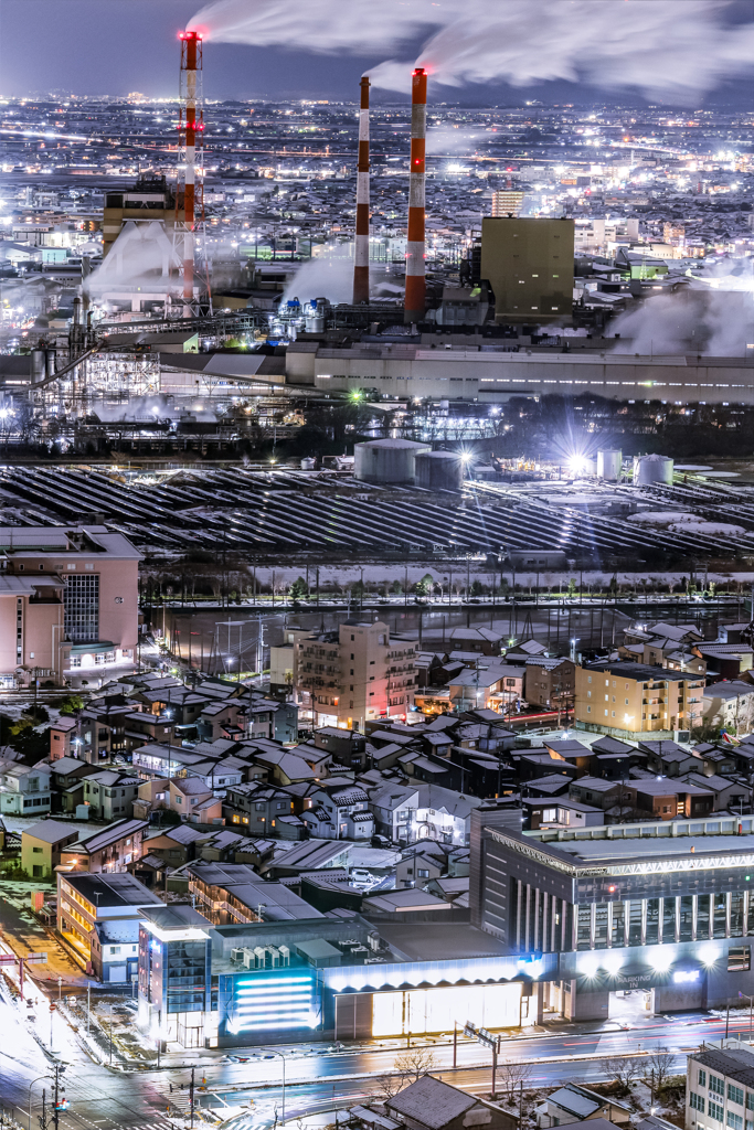 白く染まる街と工場夜景