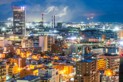 薄明と雪景色の街