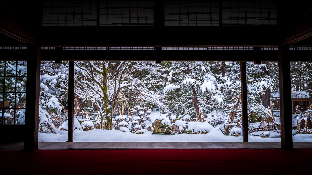 白い静寂と庭園