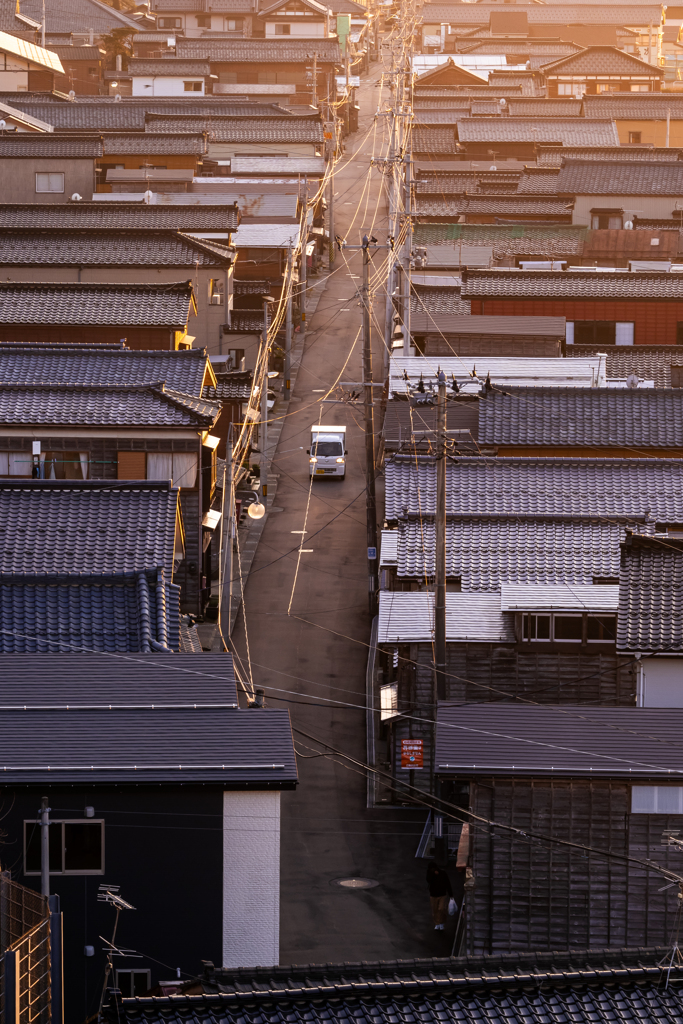 西日照る妻入りの町並み