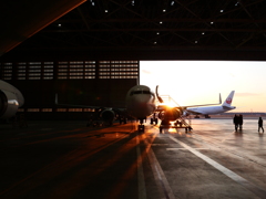 夕日と飛行機