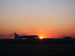 夕日と飛行機と富士山