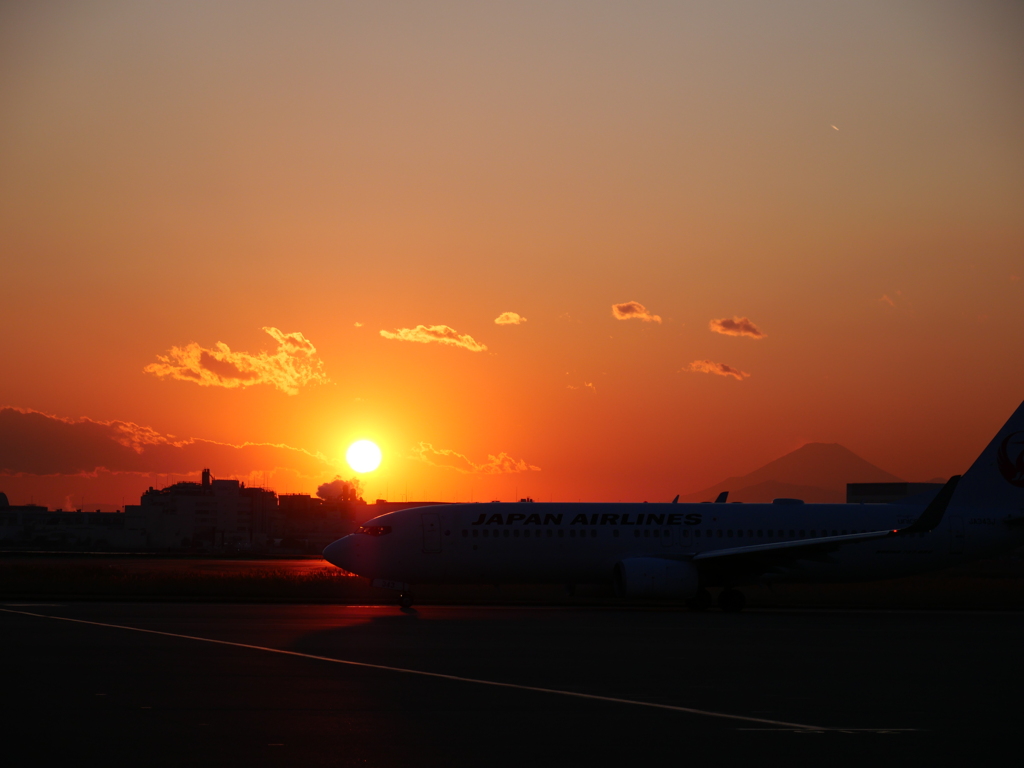 夕日と飛行機と富士山