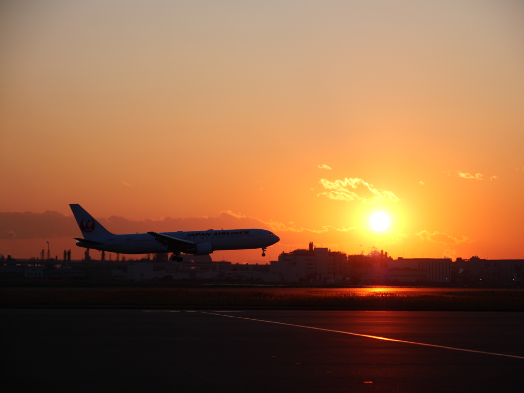 夕日と飛行機