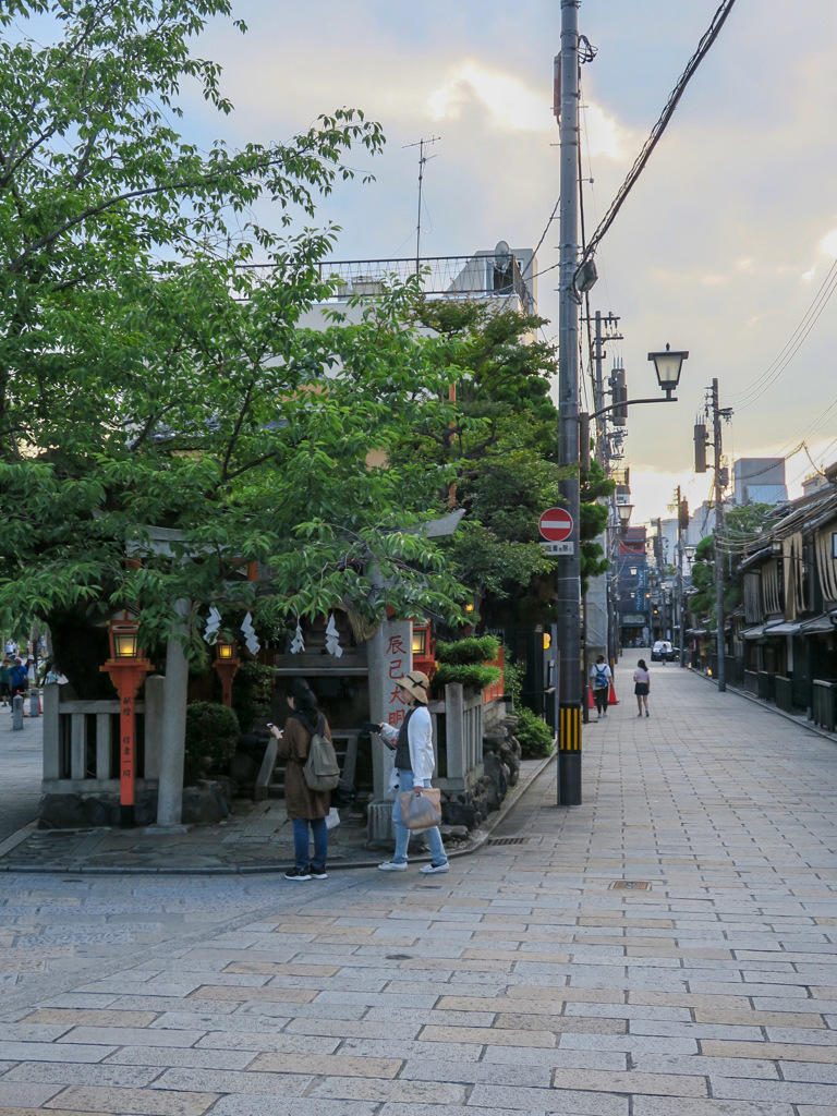 京都　辰巳大明神