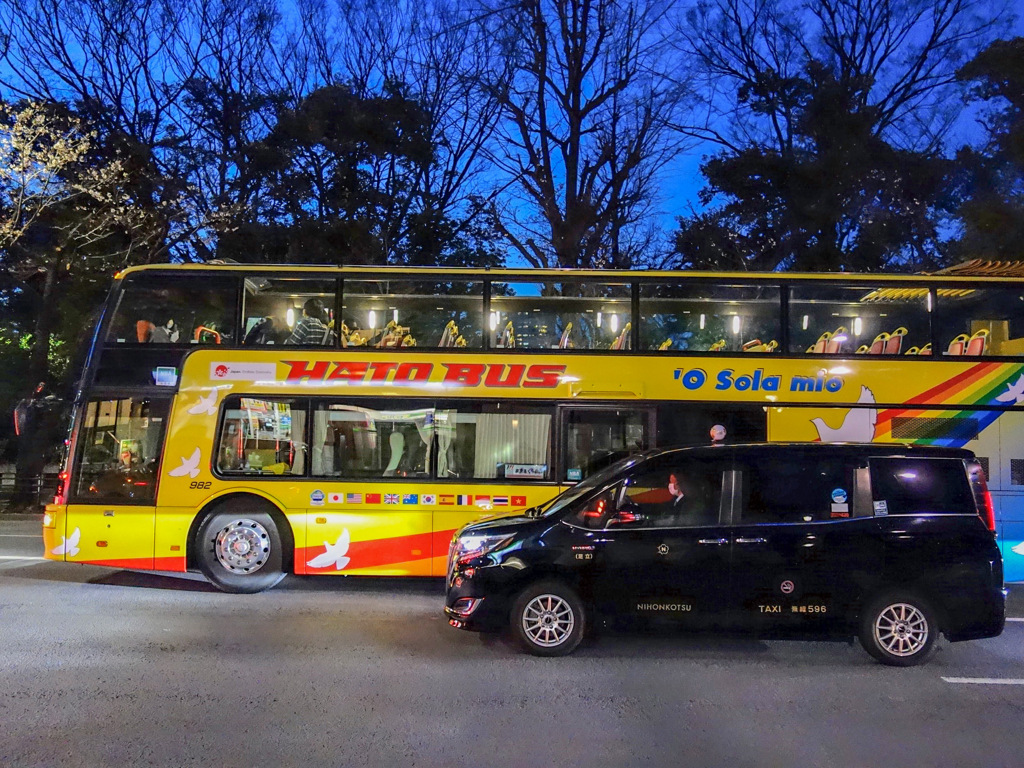 はとバスとジャパンタクシー(靖国神社前)