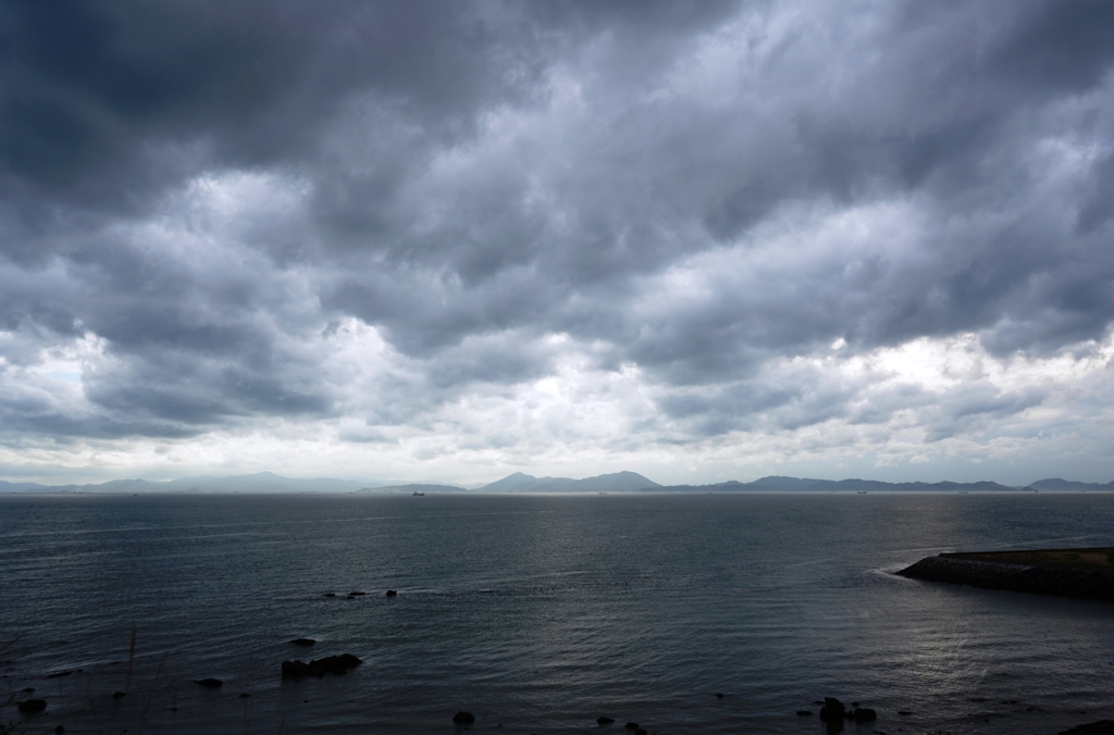 暗雲立ち込める