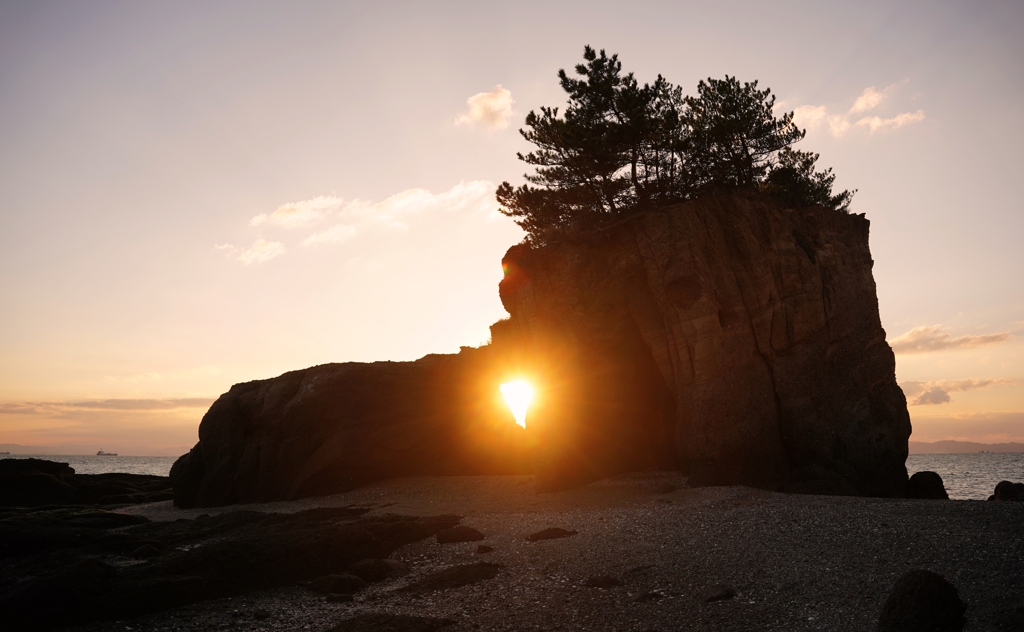 夕陽のくぐり岩