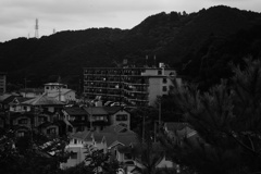 山の下のマンション