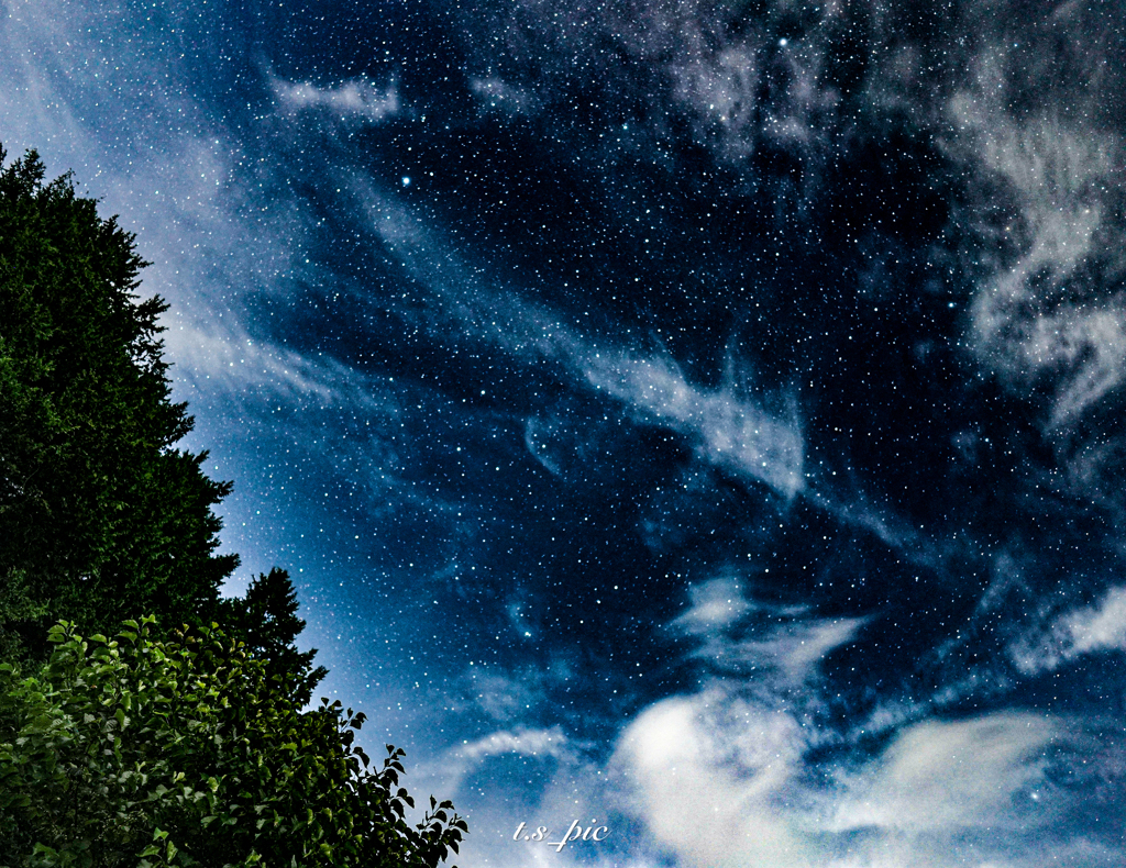 曇り空から見えた星空