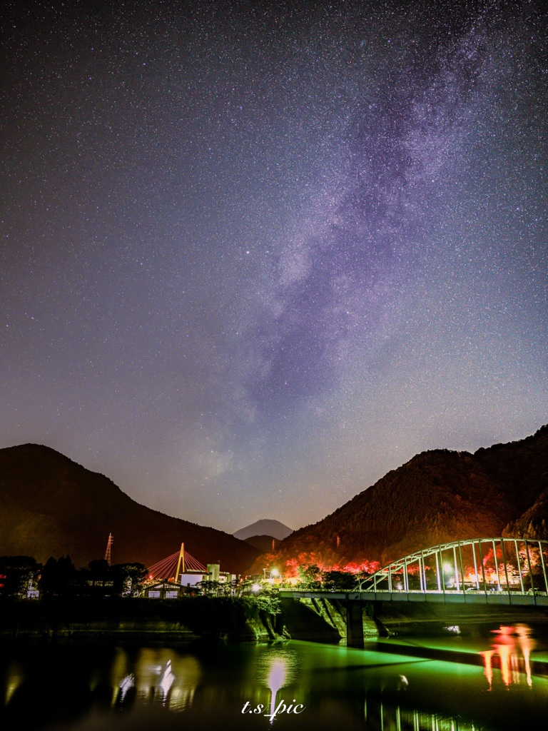 天の川と富士山