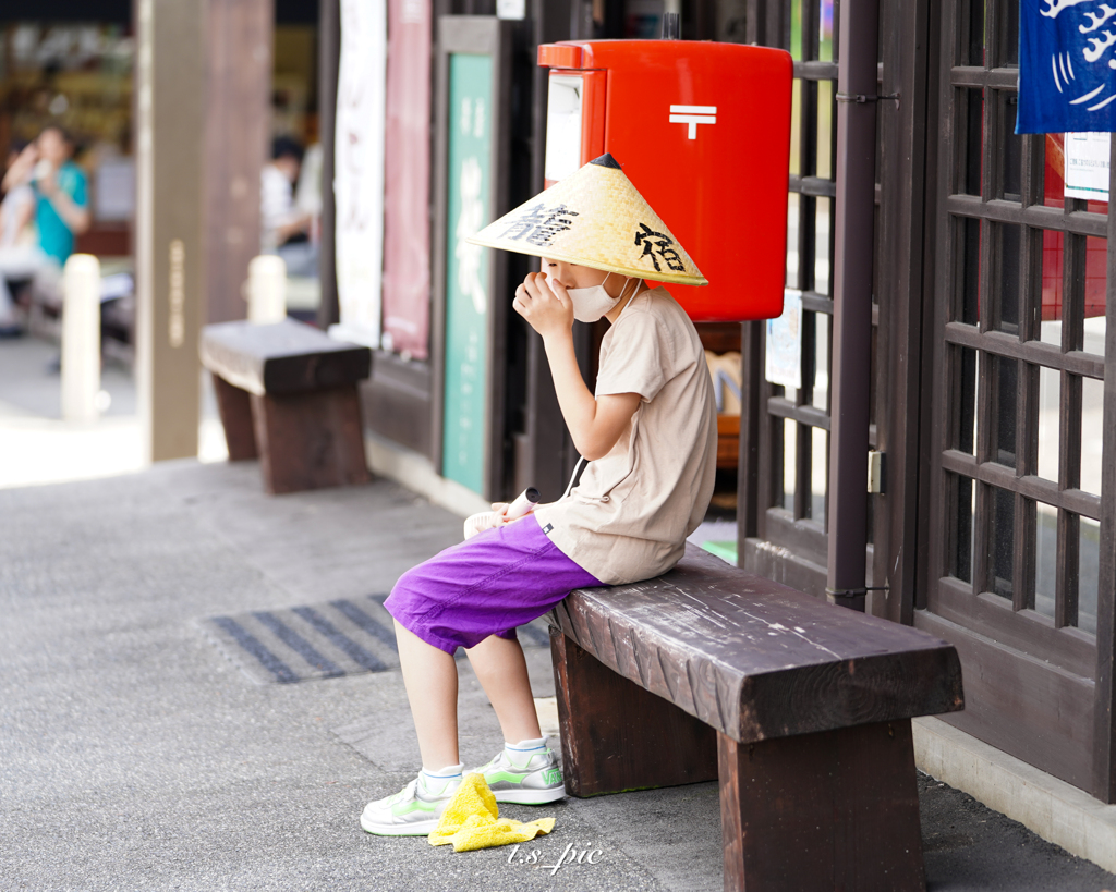 傘をかぶる息子
