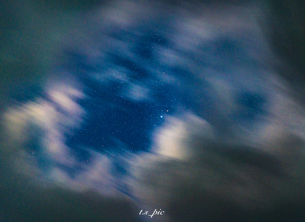 雲の隙間から見える星空