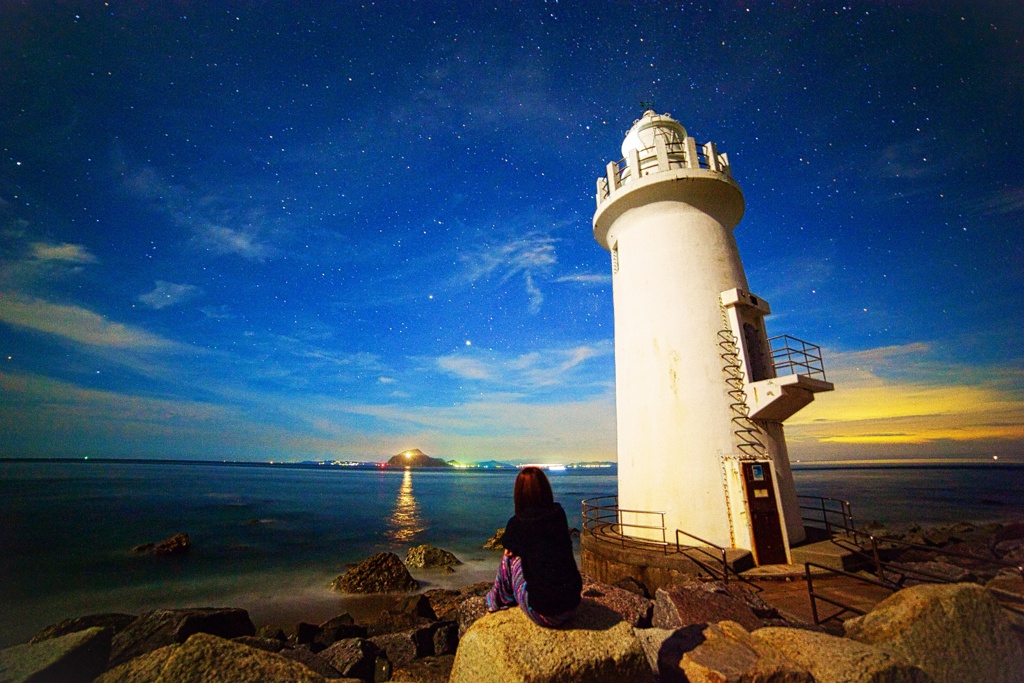 夜の灯台と星空