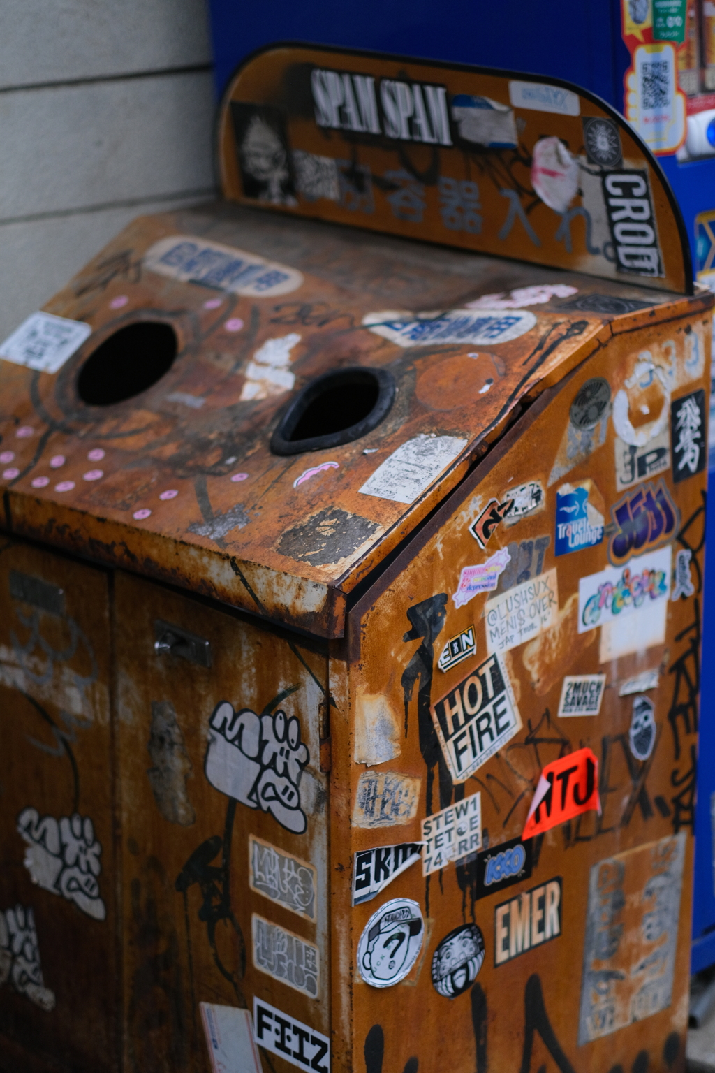 渋い色の空き缶入れ