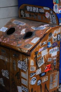 渋い色の空き缶入れ