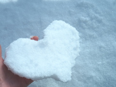 雪で作ったハート・・♡